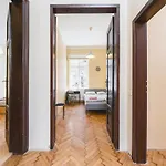Homely 4 Bedroom - Old Town - By Upstairs