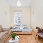 Homely 4 Bedroom - Old Town - By Upstairs *