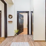 Homely 4 Bedroom - Old Town - By Upstairs *
