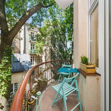 Quiet 4-bedroom Family In The Old Town By Upstairs *