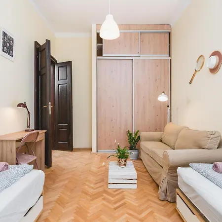 Homely 4 Bedroom - Old Town - By Upstairs *