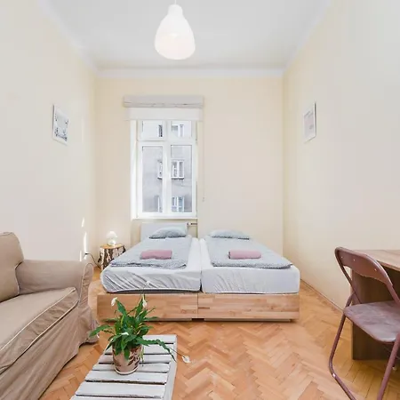 Quiet 4-bedroom Family In The Old Town By Upstairs *