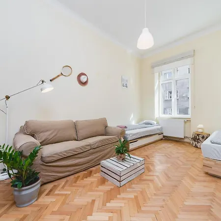 Quiet 4-bedroom Family In The Old Town By Upstairs *