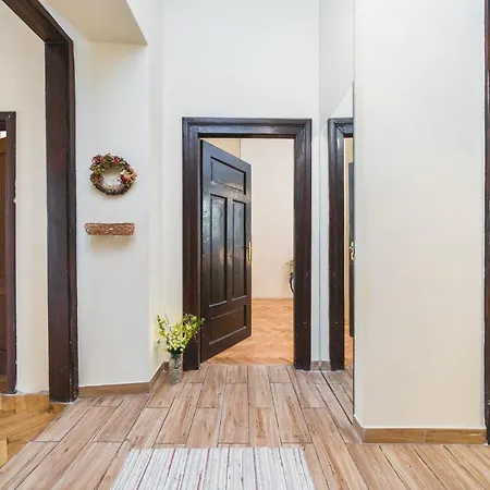 Quiet 4-bedroom Family In The Old Town By Upstairs *