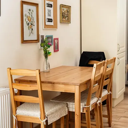 Homely 4 Bedroom - Old Town - By Upstairs Apartament