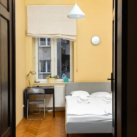 Quiet 4-bedroom Family In The Old Town By Upstairs *