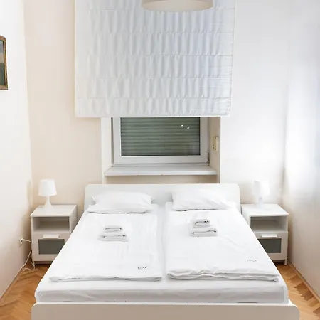 Quiet 4-bedroom Family In The Old Town By Upstairs *