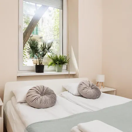Quiet 4-bedroom Family In The Old Town By Upstairs