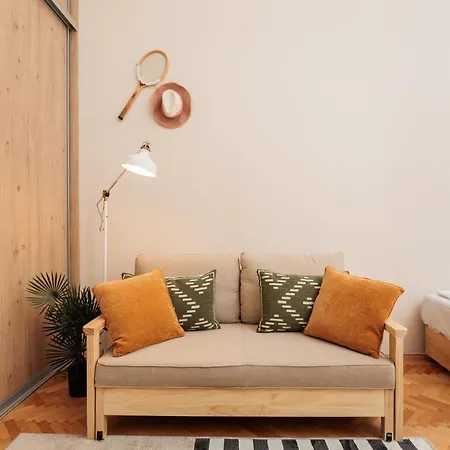 Quiet 4-bedroom Family In The Old Town By Upstairs