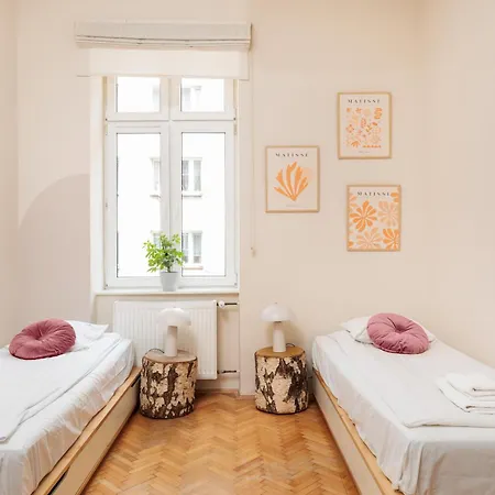 Quiet 4-bedroom Family In The Old Town By Upstairs דירה *