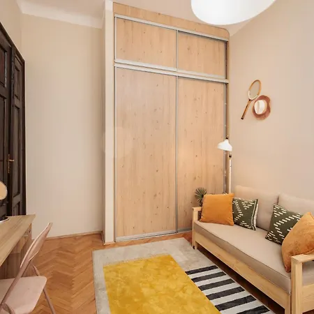 Quiet 4-bedroom Family In The Old Town By Upstairs