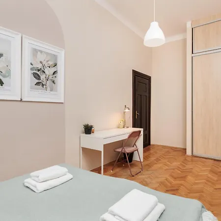Quiet 4-bedroom Family In The Old Town By Upstairs דירה
