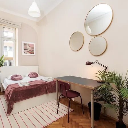 Quiet 4-bedroom Family In The Old Town By Upstairs *