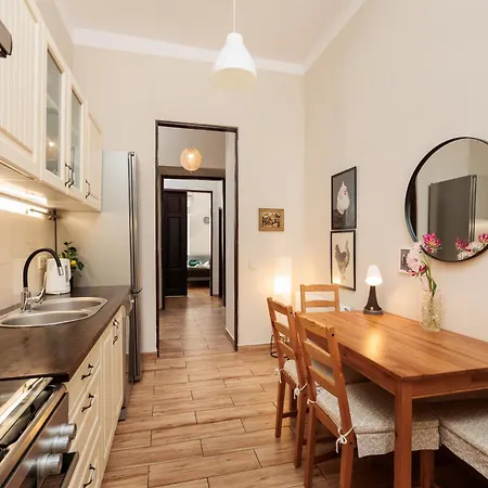 Quiet 4-bedroom Family In The Old Town By Upstairs קרקוב