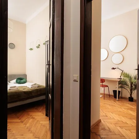Quiet 4-bedroom Family In The Old Town By Upstairs