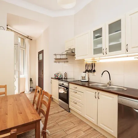Quiet 4-bedroom Family In The Old Town By Upstairs דירה *