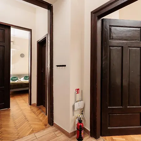 Quiet 4-bedroom Family In The Old Town By Upstairs *