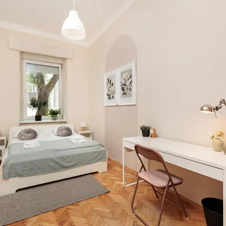 Quiet 4-bedroom Family In The Old Town By Upstairs דירה קרקוב