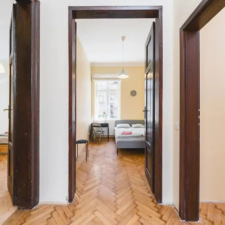 Homely 4 Bedroom - Old Town - By Upstairs