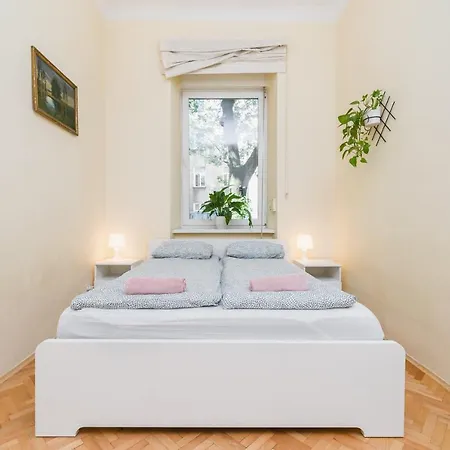 Homely 4 Bedroom - Old Town - By Upstairs *