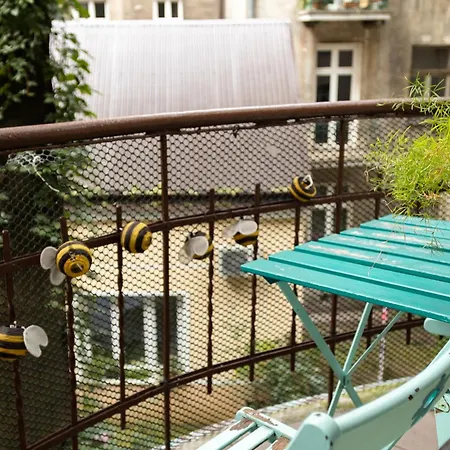 Homely 4 Bedroom - Old Town - By Upstairs