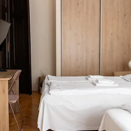 Homely 4 Bedroom - Old Town - By Upstairs