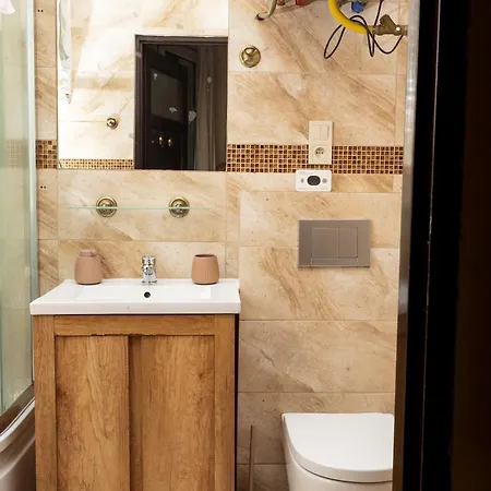 Homely 4 Bedroom - Old Town - By Upstairs Apartmán *